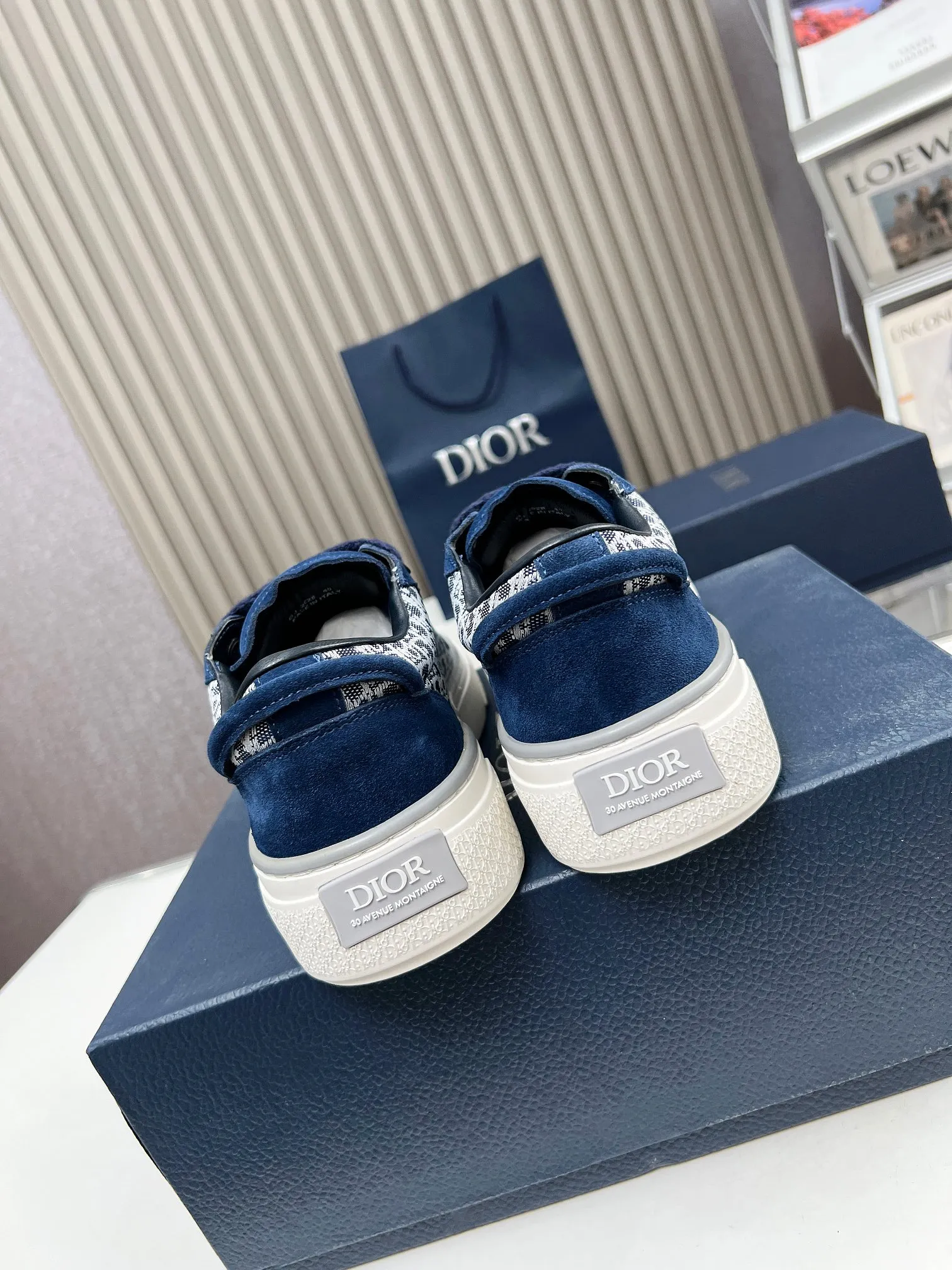 👟👟Ex-factory price 560👟👟 Women's DIOR Dior B33 sneakers, gray and white jacquard fabrics with gray high mercerized suede leather, new products for autumn 2023, reinterpreting classic tennis shoes, the fashionable silhouette highlights the thickness. Crafted from gray and white jacquard with Oblique print and suede panels, it has a distinctive padded tongue embellished with an embossed Dior signature, wide pink mohair laces and brass eyelets with a matte gray finish. The cream-white Dior Oblique patterned rubber sole, enhanced by the contrasting Dior 30 Avenue Montaigne signature on the rear, will add style to casual looks. Size: Women's 35-40 (34, 41 customized, non-refundable) Men's 39-45 (38, 46 customized, non-refundable)